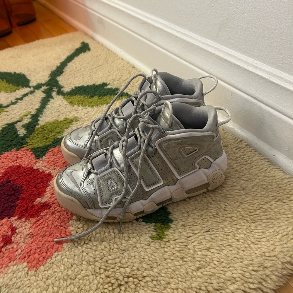 Nike Silver uptempo